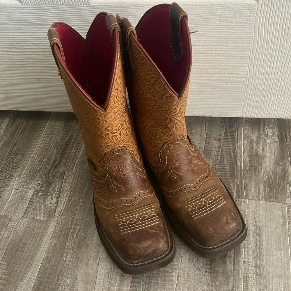 Well loved Justin cowboy boots
